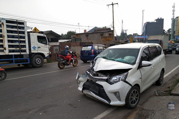 Ilustrasi mobil tabrakan