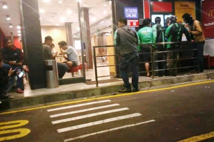 Ilustrasi ojol menunggu orderan di waktu sahur