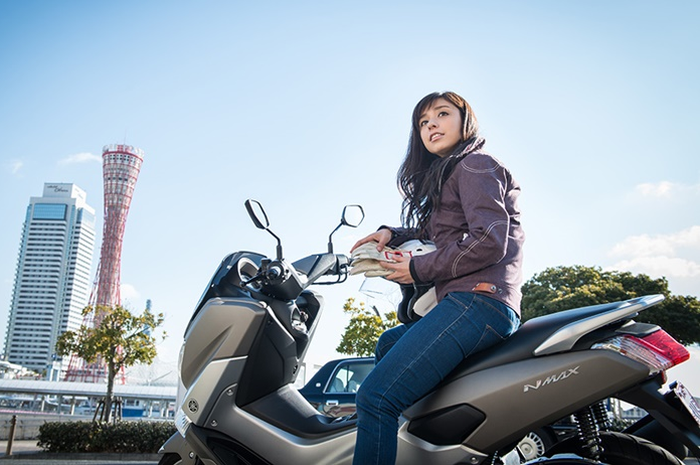 Narumi Nobetoki di atas Yamaha NMAX 