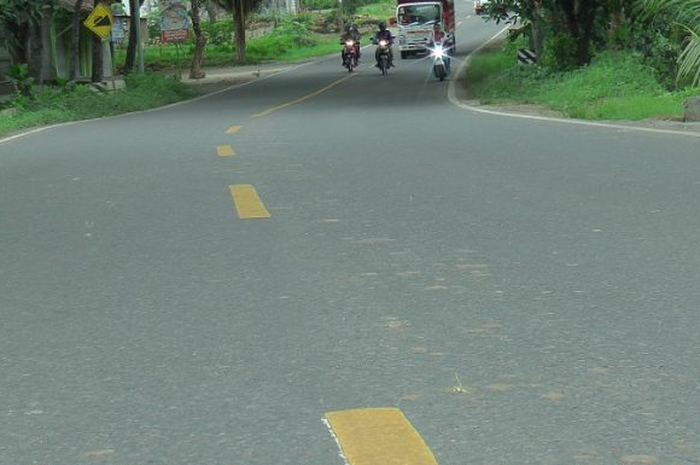 Akhirnya bisa tidur nyenyak, ini lah fungsi rahasia marka jalan berwarna kuning, bikers sudah pada tahu belum?