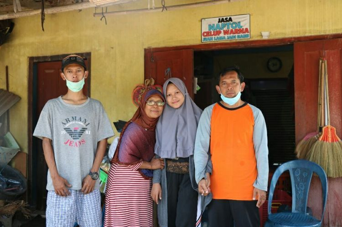 Alyza Firdaus Nabila bersama ayah, ibu, dan kakaknya