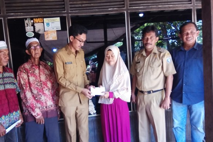 Wakil Bupati Banjar H Saidi Mansyur pagi ini mengunjungi keluarga Intan Sari (17) siswwa MAN 2 Banjar Peraih nilai terbaik UNBK MA se Kalsel tahun 2018.