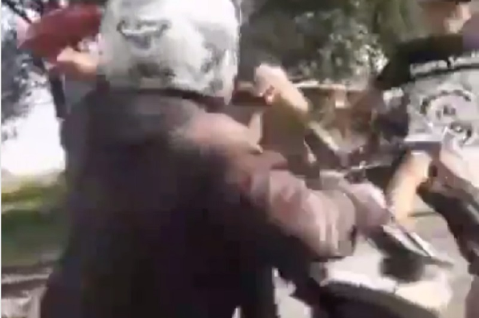 Pengendara motor terkena tendangan maut karena ingin menerobos perlintasan kereta api