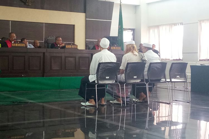 Bahar bin Smith (tengah) dan kedua rekannya tengah duduk di kursi pesakitan.