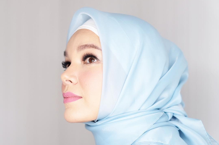 Digempur Ujian Kehidupan Sampai Berkali-kali Ingin Bunuh Diri, Dewi Sandra Kisahkan Perjalanan Religinya Hingga Jatuh Cinta dengan Islam: Kayak Ketemu Sama Pacar Lama