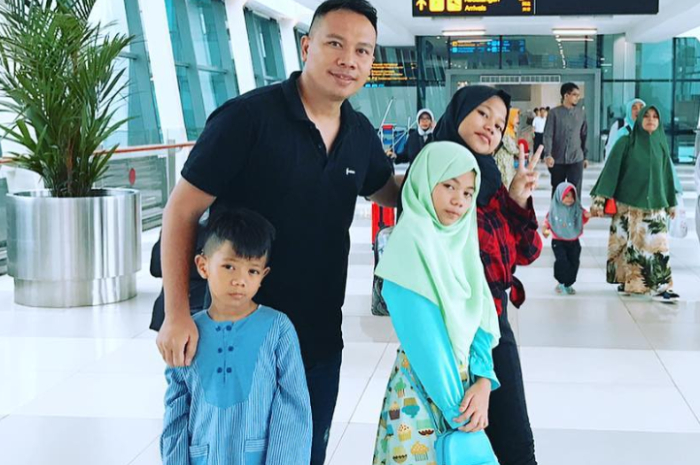 Vicky Prasetyo dan anak-anaknya