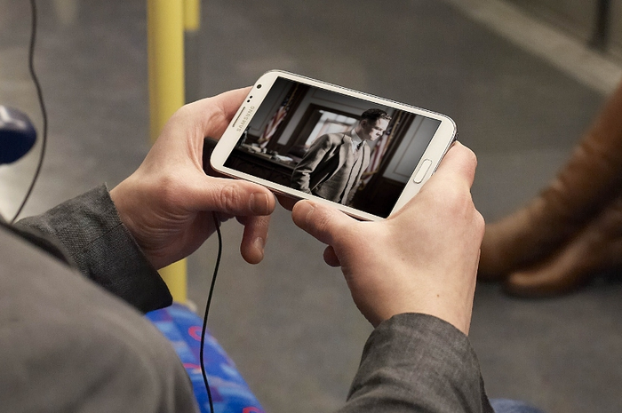 Ilustrasi streaming lewat hape