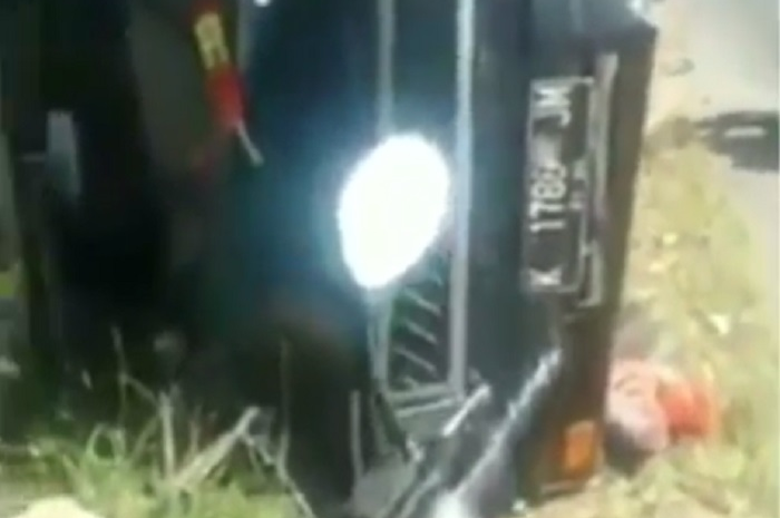 Mobil pikap terguling, muatan ikan segar dijarah warga di Rembang.