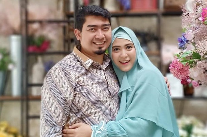 Ustaz Solmed dan sang istri April Jasmine