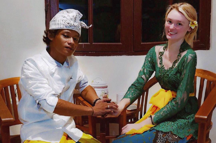 Nur Khamid, Polly Alexandria Robinson
