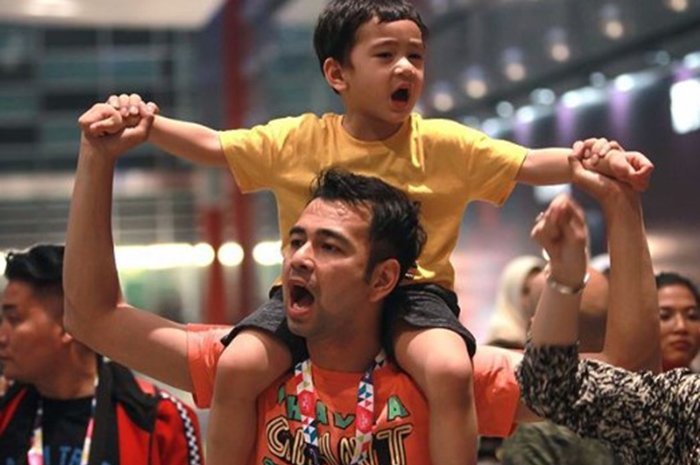 Hidup dengan kekayaan melimpah tak membuat Raffi Ahmad hidup tenang hingga begitu mengkhawatirkan masa depan Rafathar, kenapa?