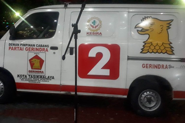 Mobil ambulans berlogo Partai Gerindra terparkir di gedung unit reserse mobil (Resmob) Polda Metro Jaya.  (Foto: Kompas.com/Rindy Nuris Verarosdella)