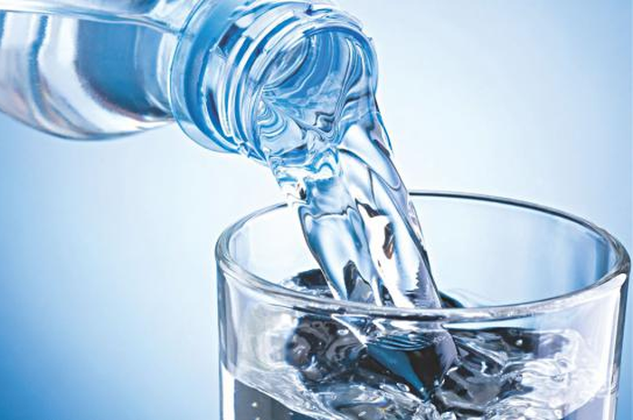 Minum air putih sangat dianjurkan tetapi bisa picu penyakit ganas, bila kondisinya seperti ini. Simak penjelasan berikut ini.