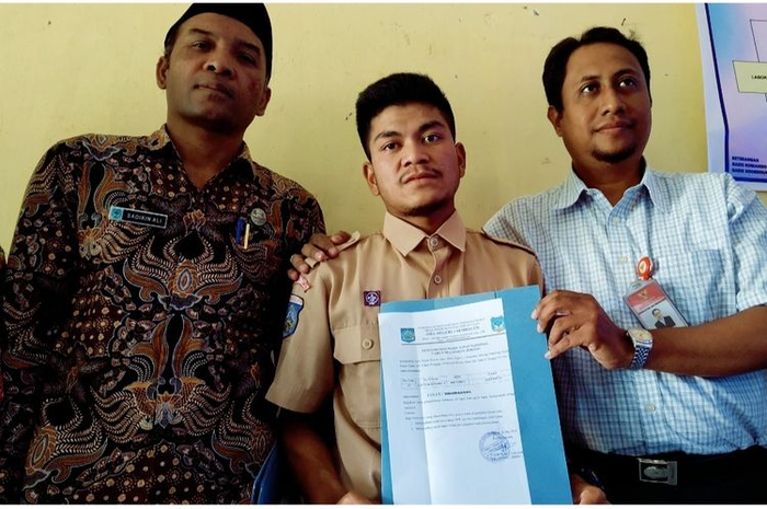 Akhirnya Diluluskan, Aldi Menangis Lalu Peluk Kepala Sekolah