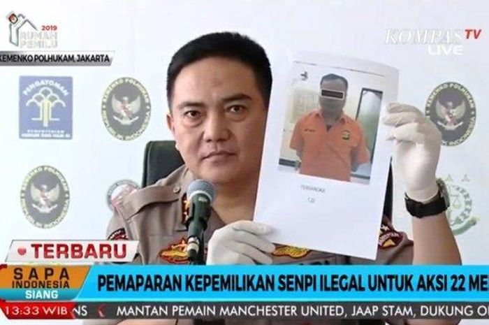 Muhammad Iqbal menunjukkan salah satu tersangka kepemilikan senjata ilegal untuk aksi 22 Mei.