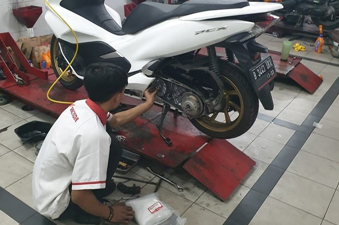 Ilustrasi servis CVT di bengkel AHASS.