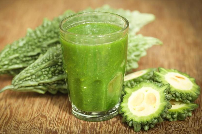 Teh pare dari air rebusan pare yang diminum dapat memberikan khasiat untuk tubuh sebagai pengobatan alami.
