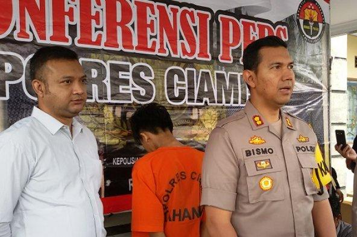 IN, pemuda yang ditangkap polisi karena menghamili adik kandungnya. IN tak menyangka perempuan yang dikenalnya lewat Facebook adalah adik satu bapak beda ibu.