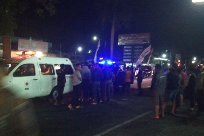 Suasana TKP sesaat setelah terjadi kecelakaan antara sepeda motor dengan bus Sugeng Rahayu
