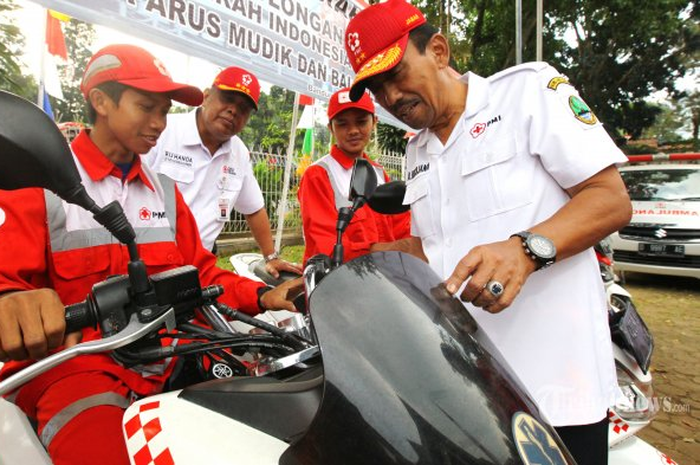Ketua Palang Merah Indonesia (PMI) Provinsi Jawa Barat, Adang Rochjana (tengah) didampingi Sekretaris PMI Jabar, Ruhanda (kiri) dan Wakil Ketua Bidang Organisasi PMI Jabar, Tjatja Kuswara menyaksikan demo pertolongan pertama yang dilakukan anggota PMI di dalam mobil ambulans seusai Apel Kesiapsiagaan Pelayanan Pertolongan Pertama dan Ambulans PMI Provinsi Jawa Barat dalam Rangka Arus Mudik dan Balik Lebaran 1440 H/2019 di Markas Komando (Mako) PMI Jawa Barat, Jalan Ir H Djuanda, Kota Bandung, Minggu (27/5/2019).&nbsp;