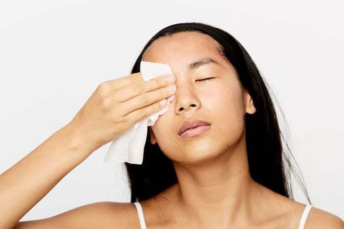memakai makeup remover wipes