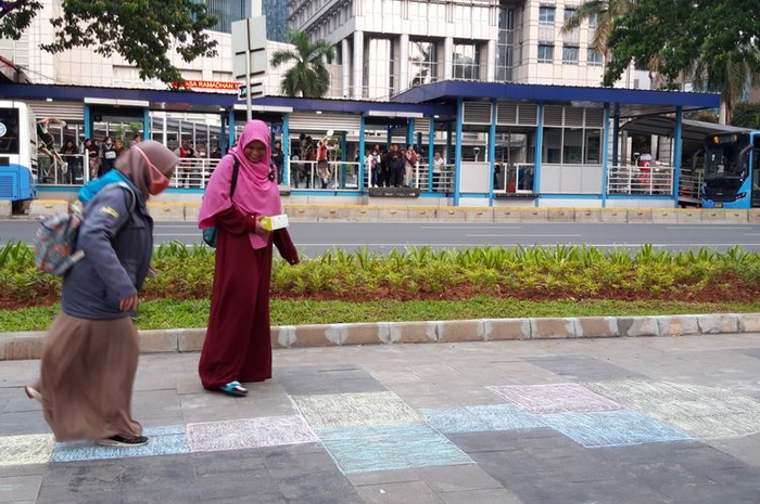 Permainan engklek yang bisa dimainkan segala usia. 