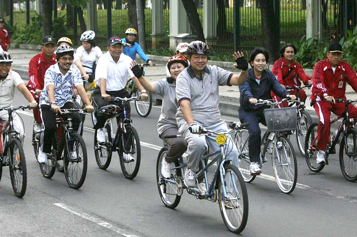 Presiden Susilo Bambang Yudhoyono berboncengan dengan Ny Ani Yudhoyono, bersepeda santai di Jalan protokol Medan Merdeka Barat, Jakarta, Jumat (20/6/2008) pagi.