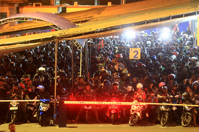 Pemudik dengan sepeda motor memadati lapangan parkir Pelabuhan Gilimanuk, Jembrana, Bali (1/6/2019) Malam. PT ASDP memprediksi, puncak arus mudik dari Bali menuju Pulau Jawa melalui jalur penyeberangan pelabuhan Gilimanuk-Ketapang terjadi pada H-4  hingga H-2 Lebaran terutama saat sore dan malam har
