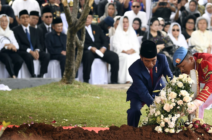 Presiden Joko Widodo meletakkan karangan bunga di makam Ibu Ani Yudhoyono di Taman Makam Pahlawan Kalibata, Jakarta, Minggu (2/6/19). 