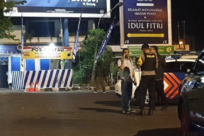 Sejumlah petugas bersiaga di sekitar lokasi dugaan bom bunuh diri di Pos Polisi Kartasura Polres Sukoharjo, tepatnya di Tugu Kartasura, Selasa (4/6/2019) dini hari. Terduga pelaku pembawa bom yang terjadi pada Senin (3/6/2019) malam tersebut kritis dan masih mendapat perawatan medis.