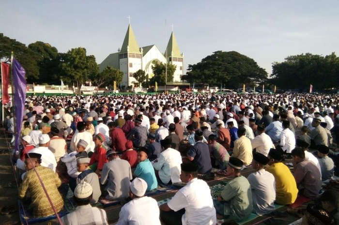 Ribuan umat muslim menunaikan shalat Id di depan Gereja GMIT Kalvari Kota Maumere, Flores, Nusa Tenggara Timur