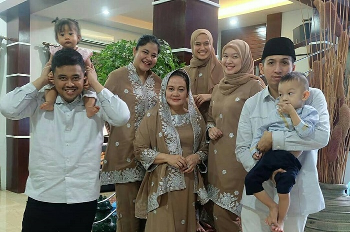 Kahiyang Ayu Bersama Keluarga Bobby