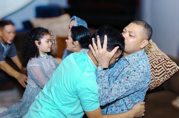 Azriel sungkem kepada Raul Lemos. 