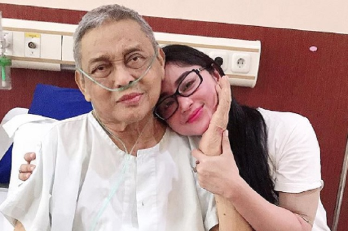 Ayah Dewi Persik, Mochammad Aidil, meninggal dunia. Setelah sudah lama berjuang melawan penyakit gula darah atau diabetes.