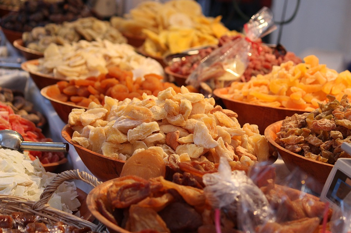 Hadapi corona; berikut ini 10 makanan tidak mudah rusak yang bisa disimpan lama, antara lain: buah kering, bumbu, kacang-kacangan, tuna kaleng.