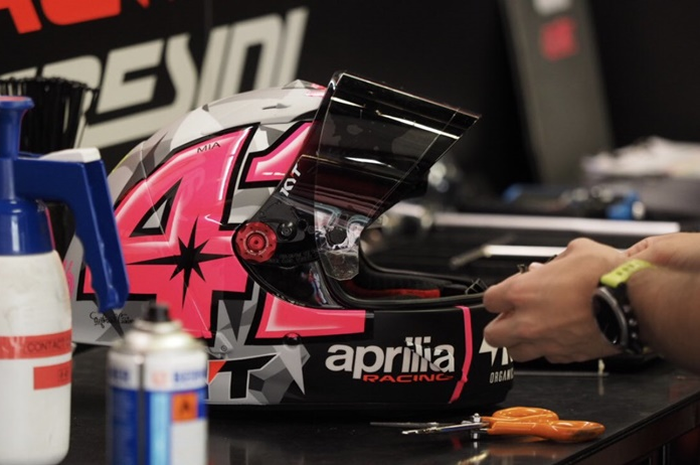 Helm Aleix Espargaro bukan KYT SR-GP