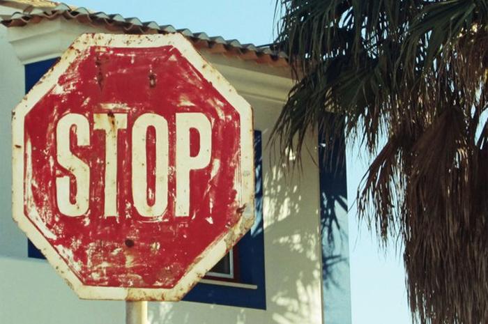 Ilustrasi papan stop.