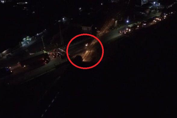 Detik-detik pria hampir tersambar kereta api karena terobos pintu perlintasan