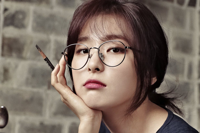 Seulgi 'Red Velvet' pakai kacamata