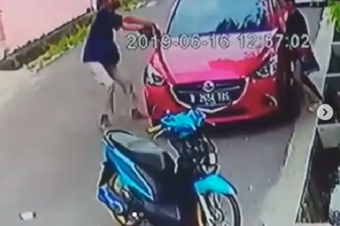 Aksi pemotor Honda BeAT colong spion mobil