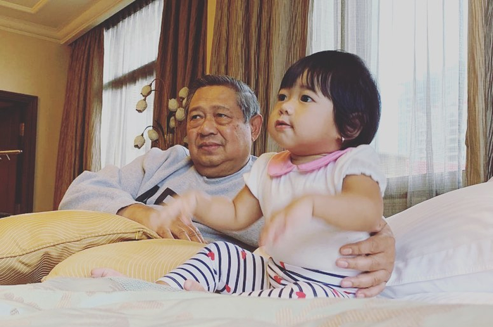 Ketika SBY dihibur cucu bungsunya.