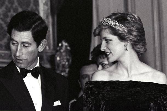 Kisah tentang anggota keluarga kerajaan Inggris selalu menarik. Sebelum menikah dengan Pangeran Charles, Putri Diana harus lulus dari 'tes'.