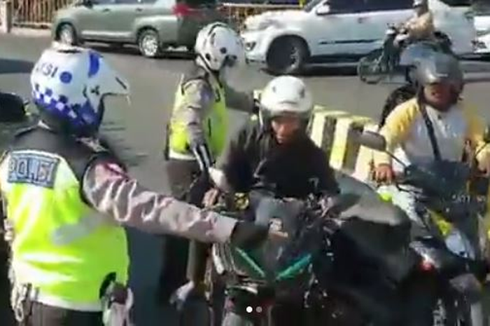 Dalam tugasnya menertibkan masyarakat dan memberi edukasi, polisi ini justru dicaci maki oleh mahasiswa saat sosialisasi corona