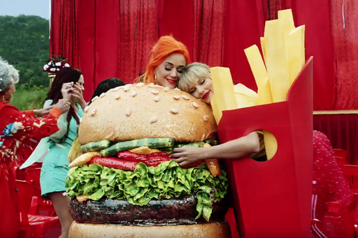 Taylor Swift dan Katy Perry akhirnya baikan lewat video llip 'You Need To Calm Down'