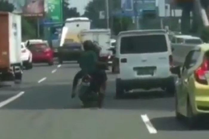 Pemotor masuk jalan tol Tomang-Grogol, Jakbar.