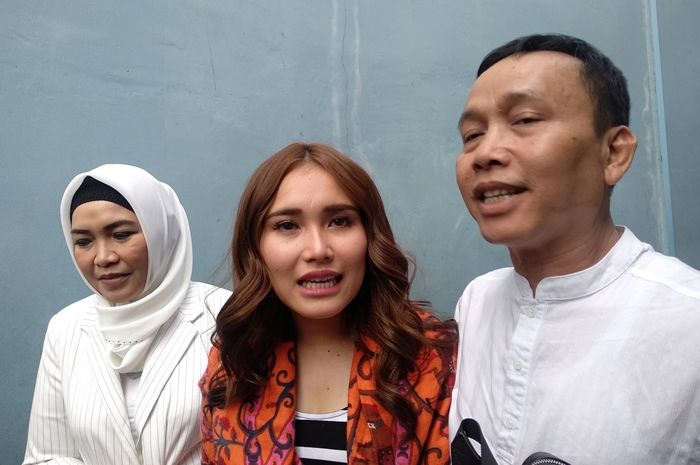 Ayu Ting Ting dan keluarga.