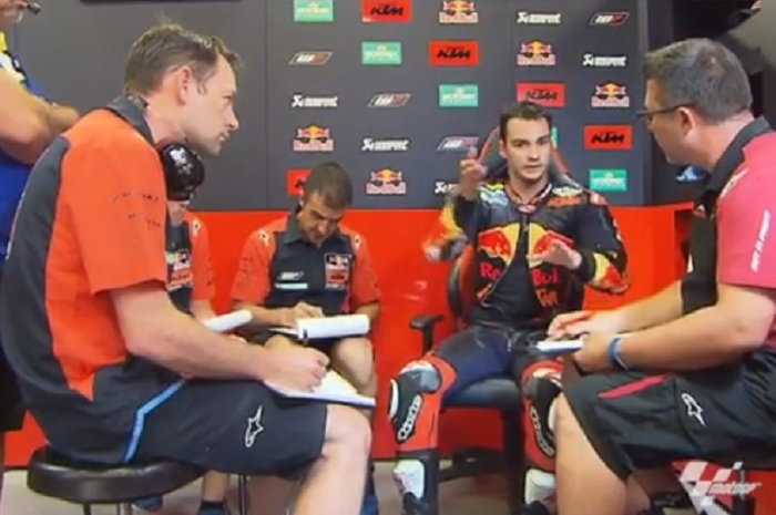 Dani Pedrosa saat menggambarkan kondisi motornya di lintasan kepada mekanik