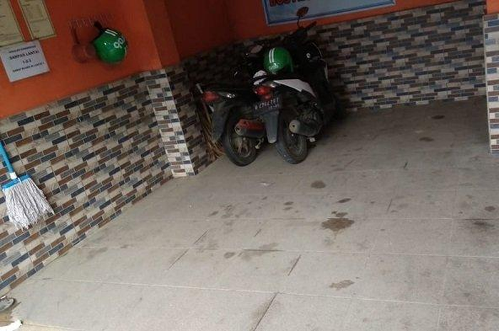 Parkiran indekost Candro dimana dia kehilangan motor Honda BeATnya.