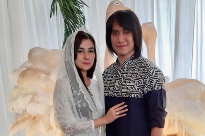 Vicy Melanie, Kevin Aprilio