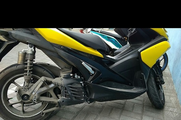 Knalpot Yamaha Aerox tiba-tiba terlepas dan terjatuh di jalan